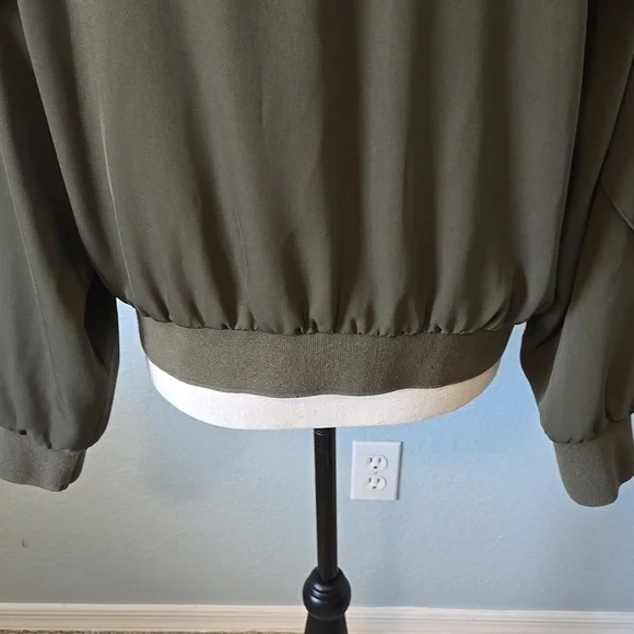 WHO WHAT WEAR Olive Bomber Jacket With Ruffles Bronze Zippered Pockets Sz LARGE - Picture 10 of 14